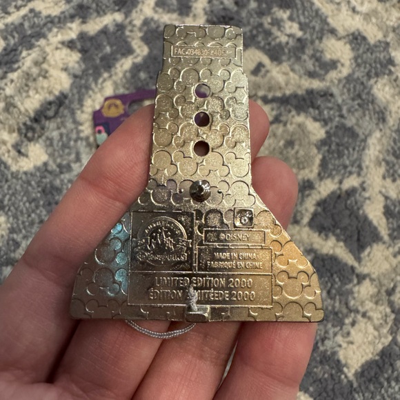 Oliver and Company Arcade Series Limited Edition Disney Trading Pin - Picture 4 of 4